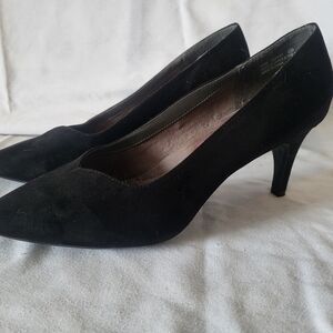 Woman's Classic Black Suede Women's Pumps Size 11